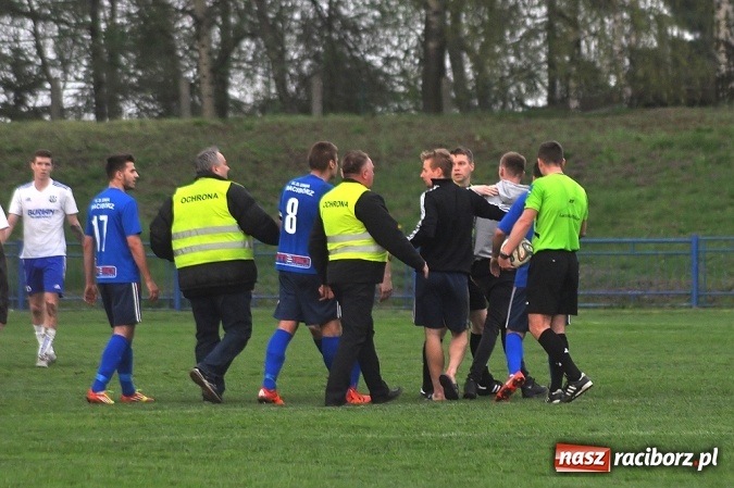 Zdjęcie w galerii na portalu naszraciborz.pl: Nerwowo, ale szczęśliwie. Unia wygrywa ze Spójnią Landek wiadomości z regionu