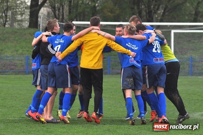 Zdjęcie w galerii na portalu naszraciborz.pl: Nerwowo, ale szczęśliwie. Unia wygrywa ze Spójnią Landek wiadomości z regionu