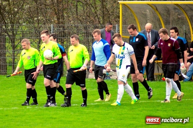 Zdjęcie w galerii na portalu naszraciborz.pl: Bezbarwny remis przy Tuwima. Zmiana lidera A klasy wiadomości z regionu