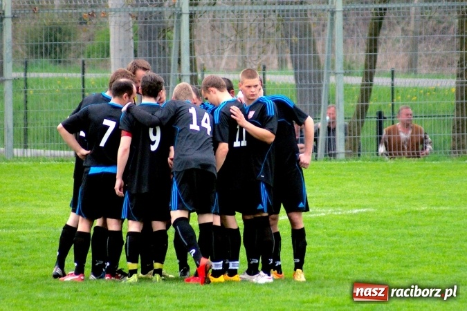 Zdjęcie w galerii na portalu naszraciborz.pl: Bezbarwny remis przy Tuwima. Zmiana lidera A klasy wiadomości z regionu