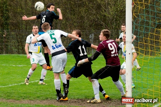 Zdjęcie w galerii na portalu naszraciborz.pl: Bezbarwny remis przy Tuwima. Zmiana lidera A klasy wiadomości z regionu