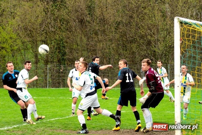 Zdjęcie w galerii na portalu naszraciborz.pl: Bezbarwny remis przy Tuwima. Zmiana lidera A klasy wiadomości z regionu