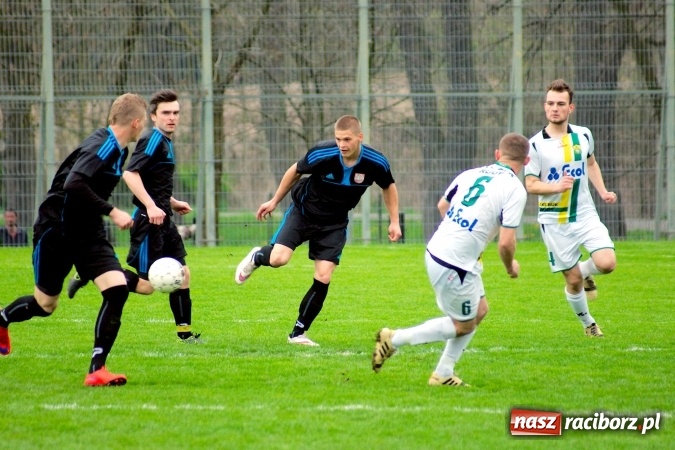 Zdjęcie w galerii na portalu naszraciborz.pl: Bezbarwny remis przy Tuwima. Zmiana lidera A klasy wiadomości z regionu