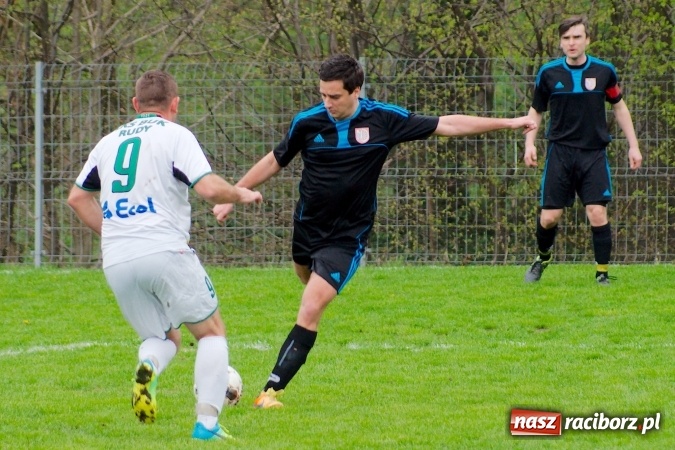 Zdjęcie w galerii na portalu naszraciborz.pl: Bezbarwny remis przy Tuwima. Zmiana lidera A klasy wiadomości z regionu