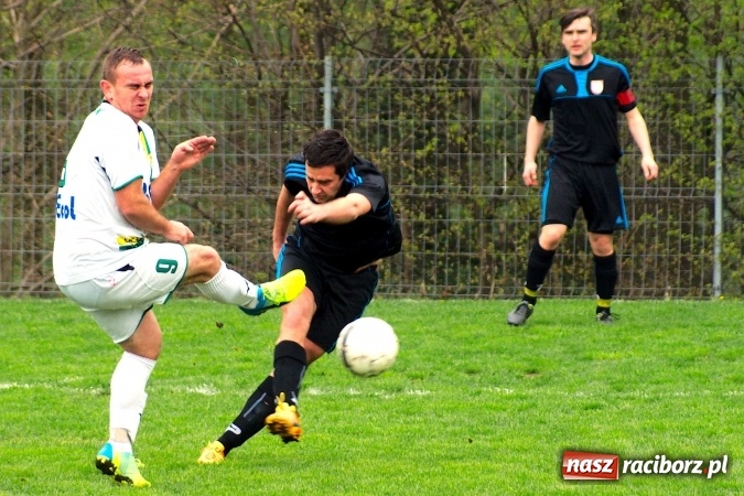 Zdjęcie w galerii na portalu naszraciborz.pl: Bezbarwny remis przy Tuwima. Zmiana lidera A klasy wiadomości z regionu