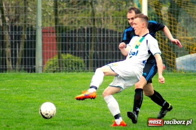 Zdjęcie w galerii na portalu naszraciborz.pl: Bezbarwny remis przy Tuwima. Zmiana lidera A klasy wiadomości z regionu