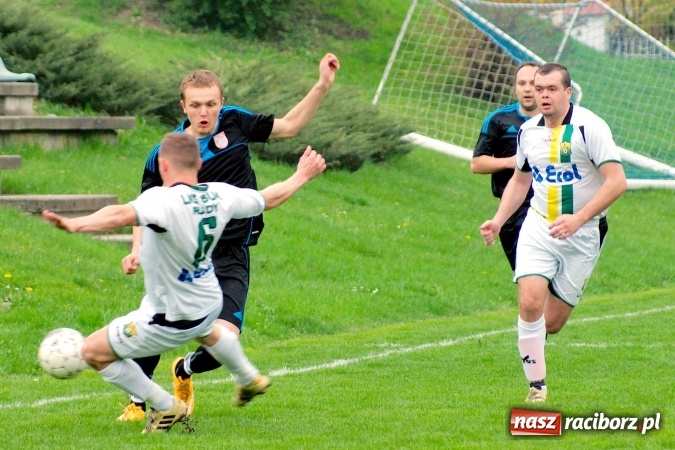 Zdjęcie w galerii na portalu naszraciborz.pl: Bezbarwny remis przy Tuwima. Zmiana lidera A klasy wiadomości z regionu