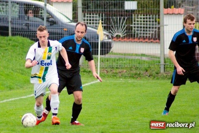 Zdjęcie w galerii na portalu naszraciborz.pl: Bezbarwny remis przy Tuwima. Zmiana lidera A klasy wiadomości z regionu