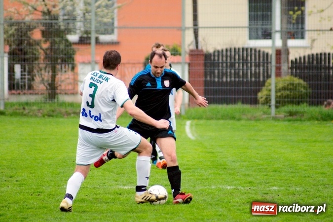 Zdjęcie w galerii na portalu naszraciborz.pl: Bezbarwny remis przy Tuwima. Zmiana lidera A klasy wiadomości z regionu