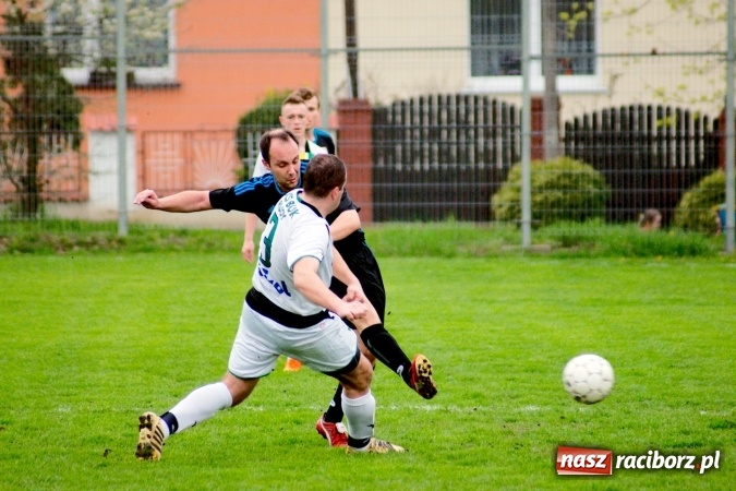 Zdjęcie w galerii na portalu naszraciborz.pl: Bezbarwny remis przy Tuwima. Zmiana lidera A klasy wiadomości z regionu