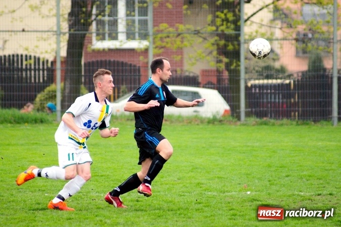 Zdjęcie w galerii na portalu naszraciborz.pl: Bezbarwny remis przy Tuwima. Zmiana lidera A klasy wiadomości z regionu