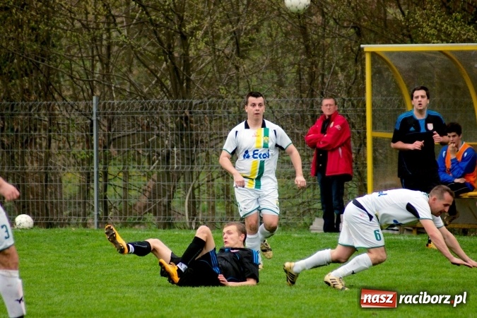 Zdjęcie w galerii na portalu naszraciborz.pl: Bezbarwny remis przy Tuwima. Zmiana lidera A klasy wiadomości z regionu