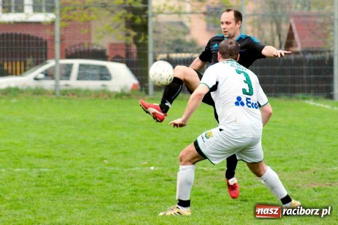 Zdjęcie w galerii na portalu naszraciborz.pl: Bezbarwny remis przy Tuwima. Zmiana lidera A klasy wiadomości z regionu