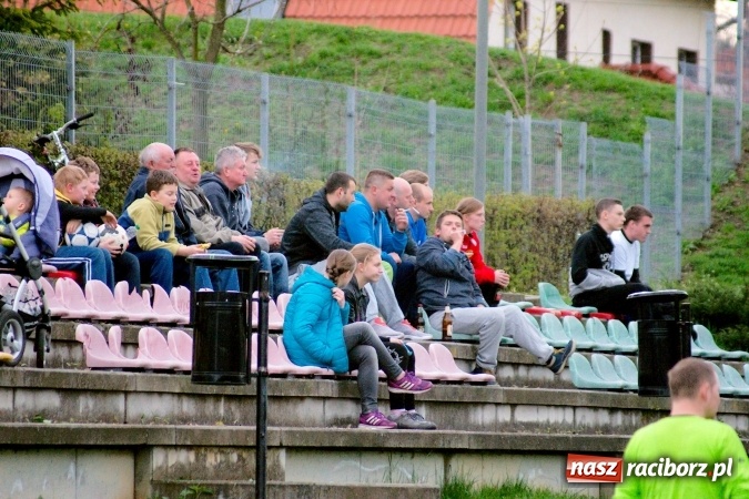 Zdjęcie w galerii na portalu naszraciborz.pl: Bezbarwny remis przy Tuwima. Zmiana lidera A klasy wiadomości z regionu
