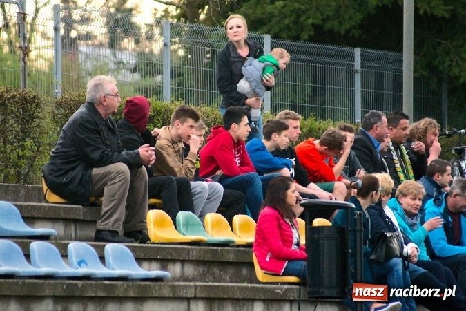 Zdjęcie w galerii na portalu naszraciborz.pl: Bezbarwny remis przy Tuwima. Zmiana lidera A klasy wiadomości z regionu