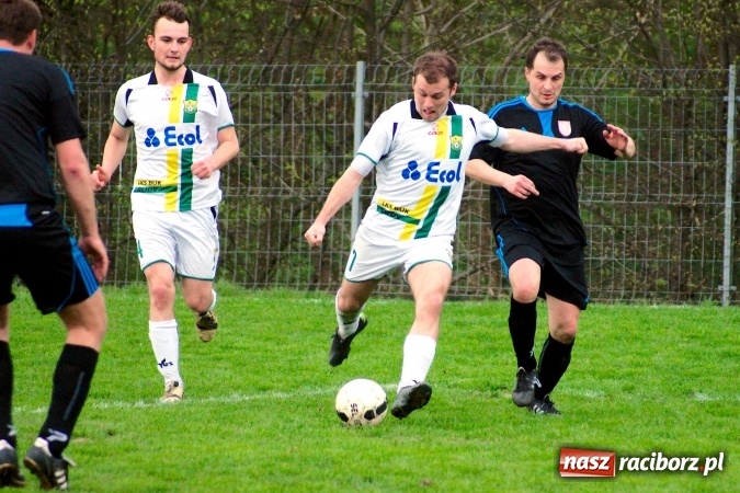 Zdjęcie w galerii na portalu naszraciborz.pl: Bezbarwny remis przy Tuwima. Zmiana lidera A klasy wiadomości z regionu