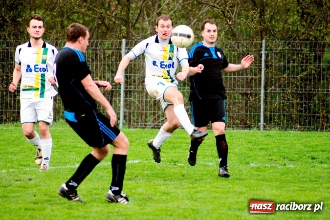 Zdjęcie w galerii na portalu naszraciborz.pl: Bezbarwny remis przy Tuwima. Zmiana lidera A klasy wiadomości z regionu