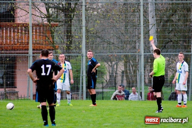 Zdjęcie w galerii na portalu naszraciborz.pl: Bezbarwny remis przy Tuwima. Zmiana lidera A klasy wiadomości z regionu