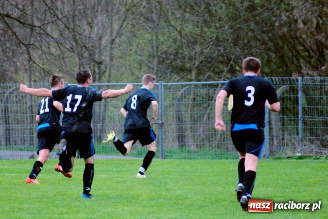 Zdjęcie w galerii na portalu naszraciborz.pl: Bezbarwny remis przy Tuwima. Zmiana lidera A klasy wiadomości z regionu