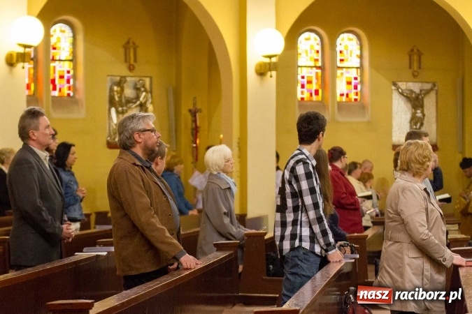 Zdjęcie w galerii na portalu naszraciborz.pl: Msza św. trydencka solenna z okazji 1050-lecia Chrztu Polski - niezwykłe piękno łacińskiej liturgii w kościele NSPJ w Raciborzu wiadomości z regionu