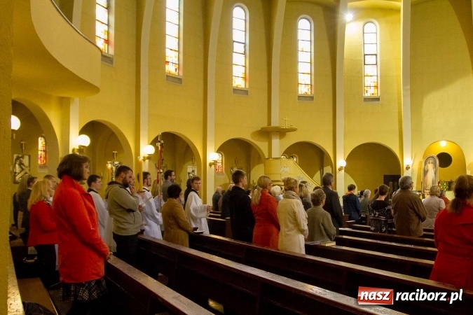 Zdjęcie w galerii na portalu naszraciborz.pl: Msza św. trydencka solenna z okazji 1050-lecia Chrztu Polski - niezwykłe piękno łacińskiej liturgii w kościele NSPJ w Raciborzu wiadomości z regionu