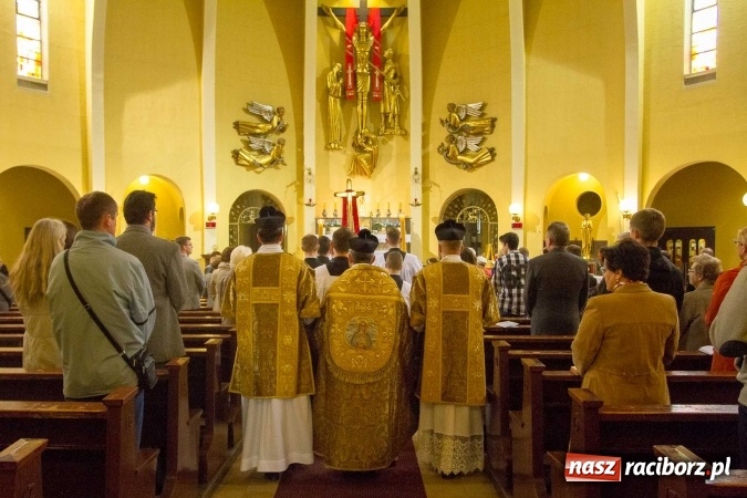 Zdjęcie w galerii na portalu naszraciborz.pl: Msza św. trydencka solenna z okazji 1050-lecia Chrztu Polski - niezwykłe piękno łacińskiej liturgii w kościele NSPJ w Raciborzu wiadomości z regionu