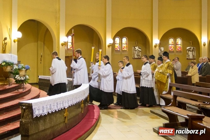 Zdjęcie w galerii na portalu naszraciborz.pl: Msza św. trydencka solenna z okazji 1050-lecia Chrztu Polski - niezwykłe piękno łacińskiej liturgii w kościele NSPJ w Raciborzu wiadomości z regionu