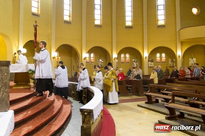 Zdjęcie w galerii na portalu naszraciborz.pl: Msza św. trydencka solenna z okazji 1050-lecia Chrztu Polski - niezwykłe piękno łacińskiej liturgii w kościele NSPJ w Raciborzu wiadomości z regionu