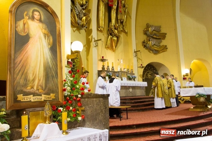 Zdjęcie w galerii na portalu naszraciborz.pl: Msza św. trydencka solenna z okazji 1050-lecia Chrztu Polski - niezwykłe piękno łacińskiej liturgii w kościele NSPJ w Raciborzu wiadomości z regionu