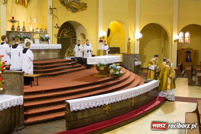 Zdjęcie w galerii na portalu naszraciborz.pl: Msza św. trydencka solenna z okazji 1050-lecia Chrztu Polski - niezwykłe piękno łacińskiej liturgii w kościele NSPJ w Raciborzu wiadomości z regionu