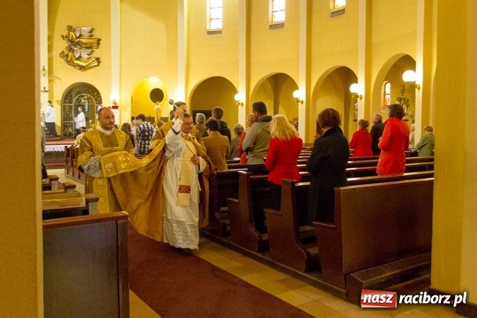 Zdjęcie w galerii na portalu naszraciborz.pl: Msza św. trydencka solenna z okazji 1050-lecia Chrztu Polski - niezwykłe piękno łacińskiej liturgii w kościele NSPJ w Raciborzu wiadomości z regionu