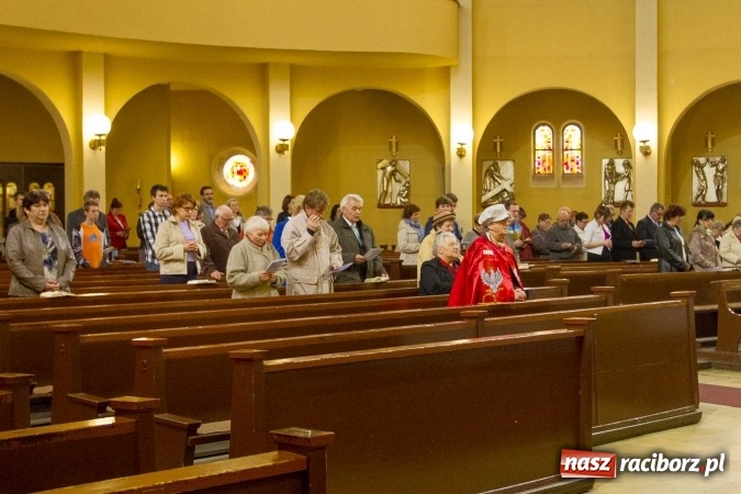 Zdjęcie w galerii na portalu naszraciborz.pl: Msza św. trydencka solenna z okazji 1050-lecia Chrztu Polski - niezwykłe piękno łacińskiej liturgii w kościele NSPJ w Raciborzu wiadomości z regionu