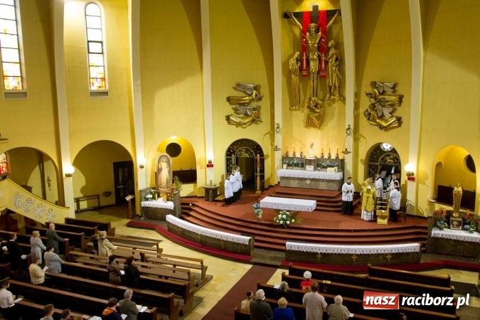 Zdjęcie w galerii na portalu naszraciborz.pl: Msza św. trydencka solenna z okazji 1050-lecia Chrztu Polski - niezwykłe piękno łacińskiej liturgii w kościele NSPJ w Raciborzu wiadomości z regionu