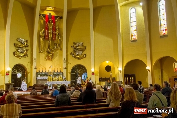 Zdjęcie w galerii na portalu naszraciborz.pl: Msza św. trydencka solenna z okazji 1050-lecia Chrztu Polski - niezwykłe piękno łacińskiej liturgii w kościele NSPJ w Raciborzu wiadomości z regionu
