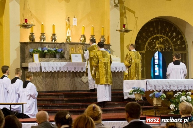 Zdjęcie w galerii na portalu naszraciborz.pl: Msza św. trydencka solenna z okazji 1050-lecia Chrztu Polski - niezwykłe piękno łacińskiej liturgii w kościele NSPJ w Raciborzu wiadomości z regionu