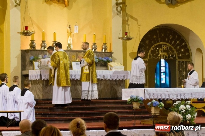 Zdjęcie w galerii na portalu naszraciborz.pl: Msza św. trydencka solenna z okazji 1050-lecia Chrztu Polski - niezwykłe piękno łacińskiej liturgii w kościele NSPJ w Raciborzu wiadomości z regionu
