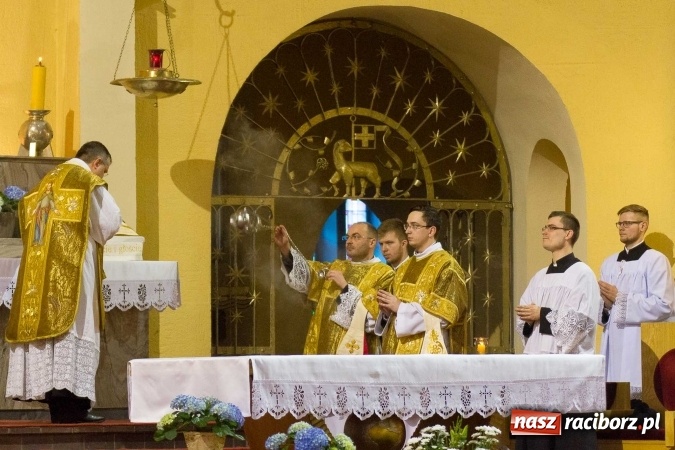 Zdjęcie w galerii na portalu naszraciborz.pl: Msza św. trydencka solenna z okazji 1050-lecia Chrztu Polski - niezwykłe piękno łacińskiej liturgii w kościele NSPJ w Raciborzu wiadomości z regionu