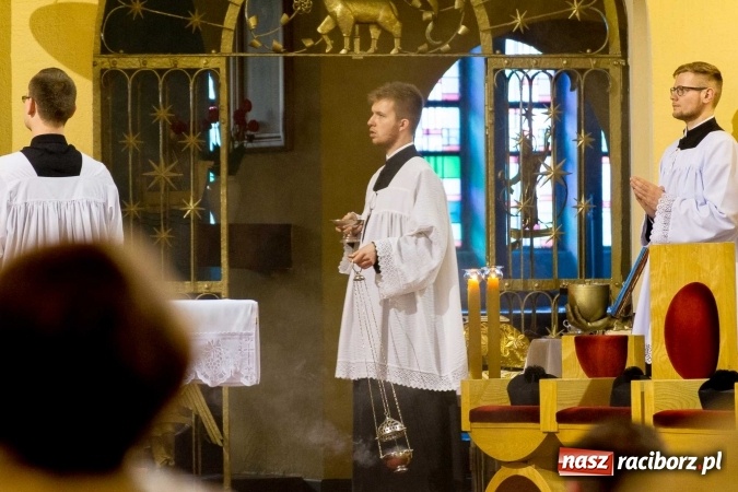 Zdjęcie w galerii na portalu naszraciborz.pl: Msza św. trydencka solenna z okazji 1050-lecia Chrztu Polski - niezwykłe piękno łacińskiej liturgii w kościele NSPJ w Raciborzu wiadomości z regionu