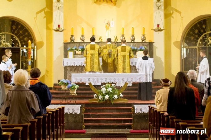 Zdjęcie w galerii na portalu naszraciborz.pl: Msza św. trydencka solenna z okazji 1050-lecia Chrztu Polski - niezwykłe piękno łacińskiej liturgii w kościele NSPJ w Raciborzu wiadomości z regionu