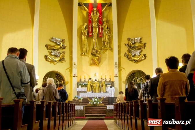 Zdjęcie w galerii na portalu naszraciborz.pl: Msza św. trydencka solenna z okazji 1050-lecia Chrztu Polski - niezwykłe piękno łacińskiej liturgii w kościele NSPJ w Raciborzu wiadomości z regionu