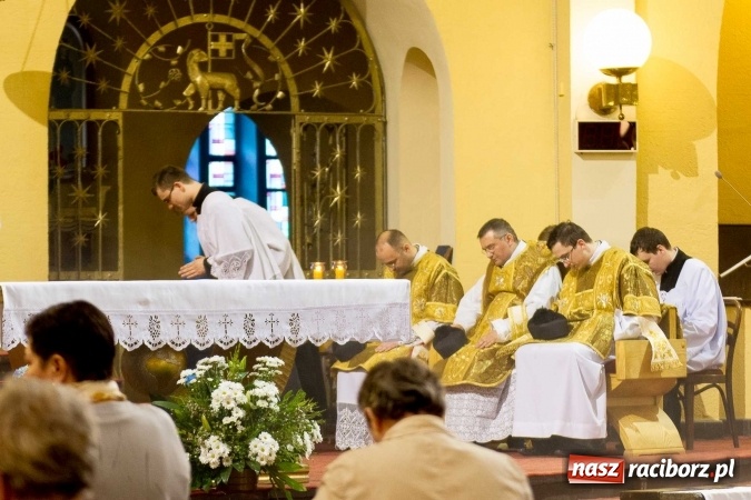 Zdjęcie w galerii na portalu naszraciborz.pl: Msza św. trydencka solenna z okazji 1050-lecia Chrztu Polski - niezwykłe piękno łacińskiej liturgii w kościele NSPJ w Raciborzu wiadomości z regionu