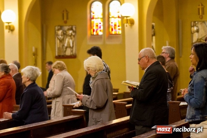 Zdjęcie w galerii na portalu naszraciborz.pl: Msza św. trydencka solenna z okazji 1050-lecia Chrztu Polski - niezwykłe piękno łacińskiej liturgii w kościele NSPJ w Raciborzu wiadomości z regionu