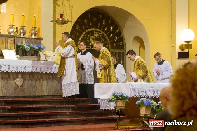 Zdjęcie w galerii na portalu naszraciborz.pl: Msza św. trydencka solenna z okazji 1050-lecia Chrztu Polski - niezwykłe piękno łacińskiej liturgii w kościele NSPJ w Raciborzu wiadomości z regionu