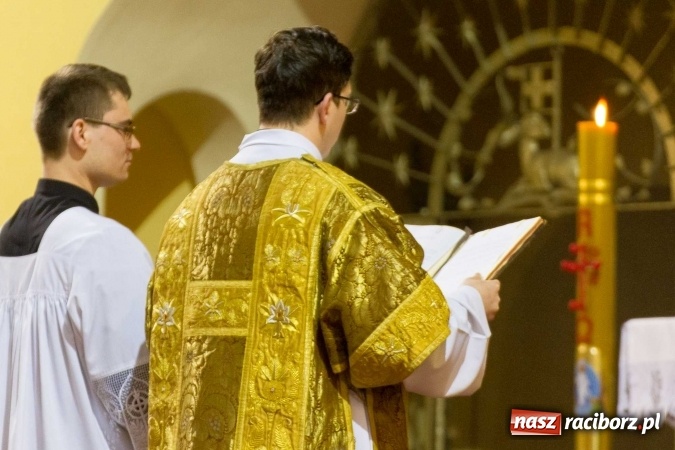 Zdjęcie w galerii na portalu naszraciborz.pl: Msza św. trydencka solenna z okazji 1050-lecia Chrztu Polski - niezwykłe piękno łacińskiej liturgii w kościele NSPJ w Raciborzu wiadomości z regionu