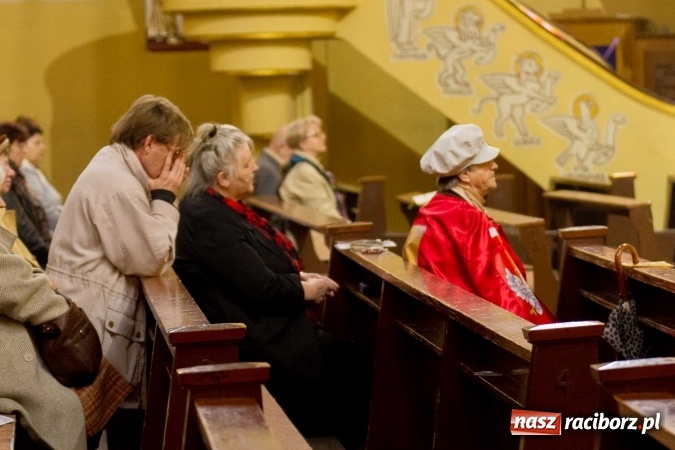 Zdjęcie w galerii na portalu naszraciborz.pl: Msza św. trydencka solenna z okazji 1050-lecia Chrztu Polski - niezwykłe piękno łacińskiej liturgii w kościele NSPJ w Raciborzu wiadomości z regionu