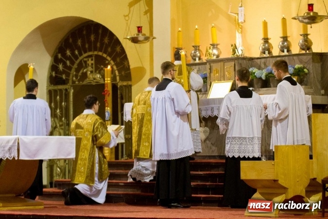 Zdjęcie w galerii na portalu naszraciborz.pl: Msza św. trydencka solenna z okazji 1050-lecia Chrztu Polski - niezwykłe piękno łacińskiej liturgii w kościele NSPJ w Raciborzu wiadomości z regionu