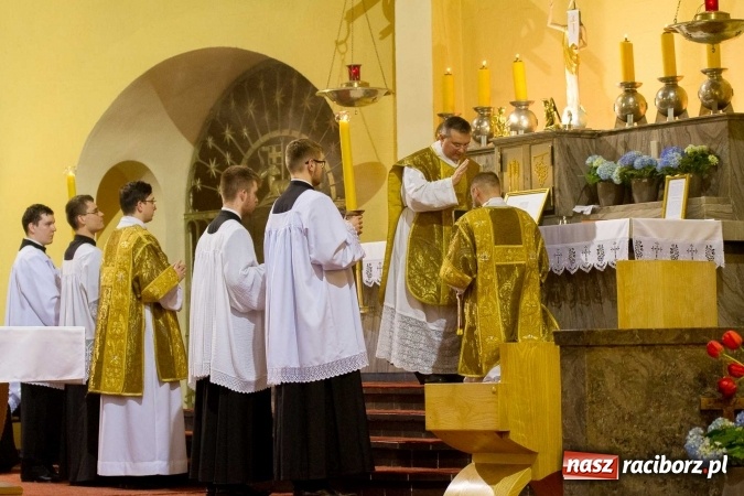 Zdjęcie w galerii na portalu naszraciborz.pl: Msza św. trydencka solenna z okazji 1050-lecia Chrztu Polski - niezwykłe piękno łacińskiej liturgii w kościele NSPJ w Raciborzu wiadomości z regionu