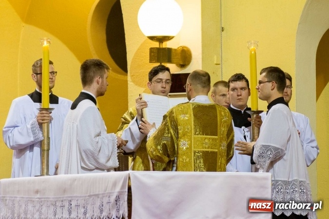 Zdjęcie w galerii na portalu naszraciborz.pl: Msza św. trydencka solenna z okazji 1050-lecia Chrztu Polski - niezwykłe piękno łacińskiej liturgii w kościele NSPJ w Raciborzu wiadomości z regionu