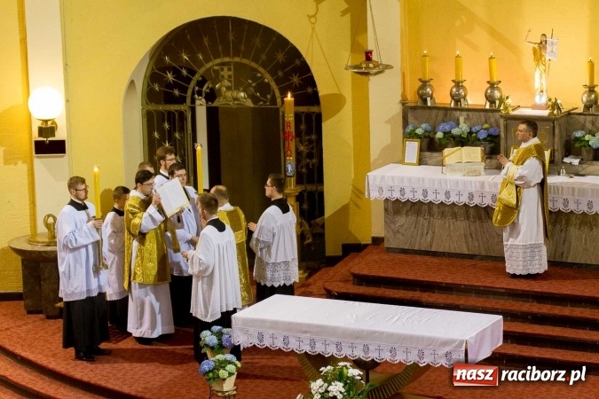 Zdjęcie w galerii na portalu naszraciborz.pl: Msza św. trydencka solenna z okazji 1050-lecia Chrztu Polski - niezwykłe piękno łacińskiej liturgii w kościele NSPJ w Raciborzu wiadomości z regionu