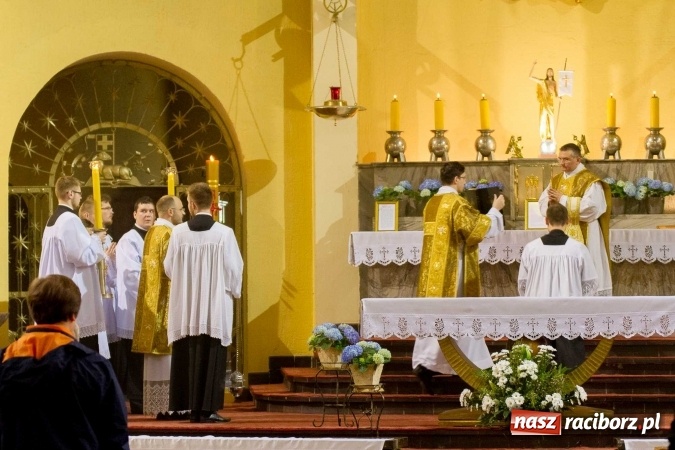 Zdjęcie w galerii na portalu naszraciborz.pl: Msza św. trydencka solenna z okazji 1050-lecia Chrztu Polski - niezwykłe piękno łacińskiej liturgii w kościele NSPJ w Raciborzu wiadomości z regionu